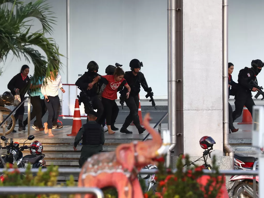 Polisi evakuasi warga yang ada di pusat perbelanjaan (REUTERS/Athit Perawongmetha)
