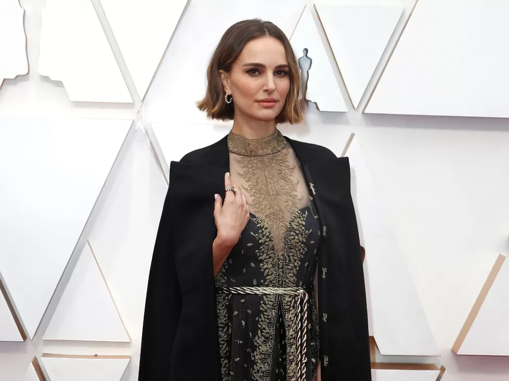 Natalie Portman di atas red carpet Academy Awards ke-92 atau Oscar 2020. (REUTERS/Mike Blake)