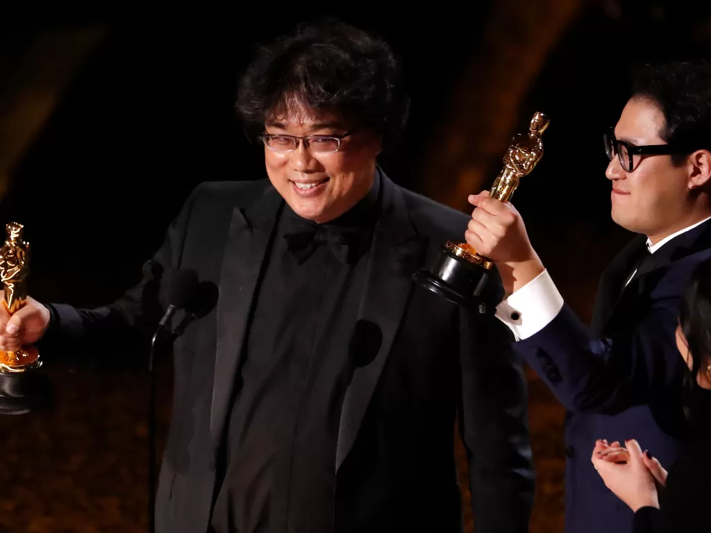 Bong Joon Ho dan Han Jin Won menang penghargaan 'Best Original Screenplay' di ajang Academy Awards 2020 (9/2/2020). (REUTERS/Mario Anzuoni)