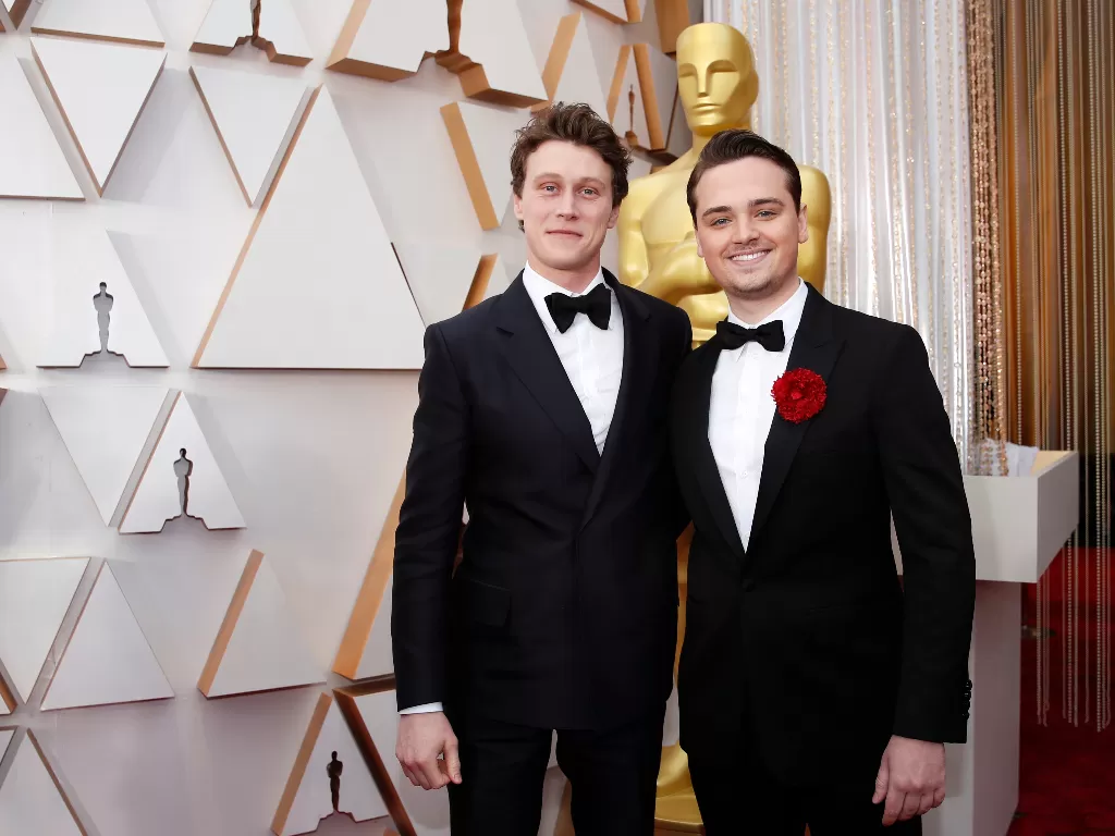  George MacKay dan Dean-Charles Chapman berpose di karpet merah Oscar 2020 di Hollywood, Los Angeles, California, AS, Minggu (9/2/2020). (REUTERS/Mike Blake)