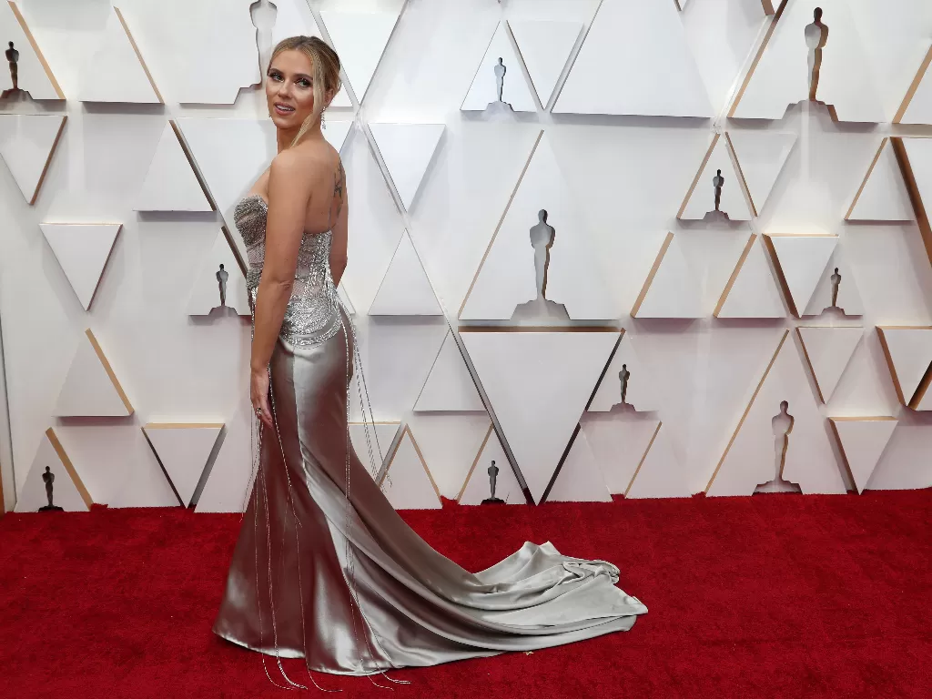 Scarlett Johansson berpose di karpet merah Oscar 2020 di Hollywood, Los Angeles, California, AS, Minggu (9/2/2020). (REUTERS/Eric Gaillard)