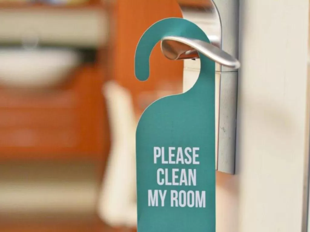 Ilustrasi kartu gantung tanda meminta kamar dibersihkan di hotel. (Wego)