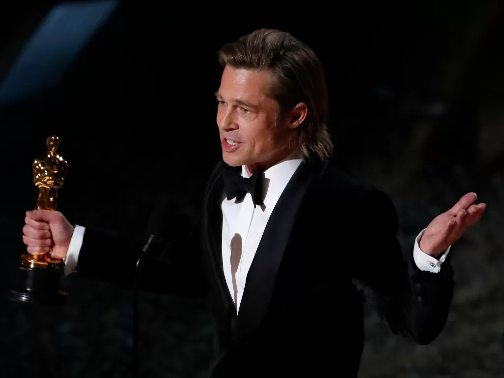 Brad Pitt saat berpidato usai menerima piala Oscar (REUTERS/Mario Anzuoni)
