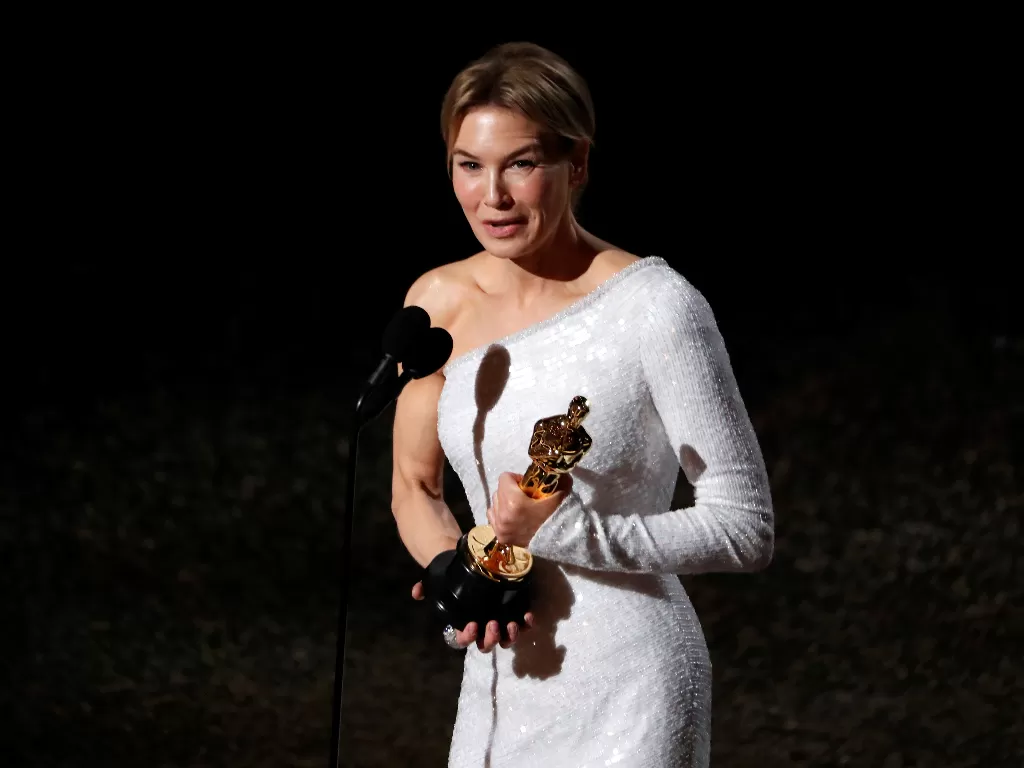 Renee Zellweger menerima Piala Oscar untuk Aktris Terbaik untuk 