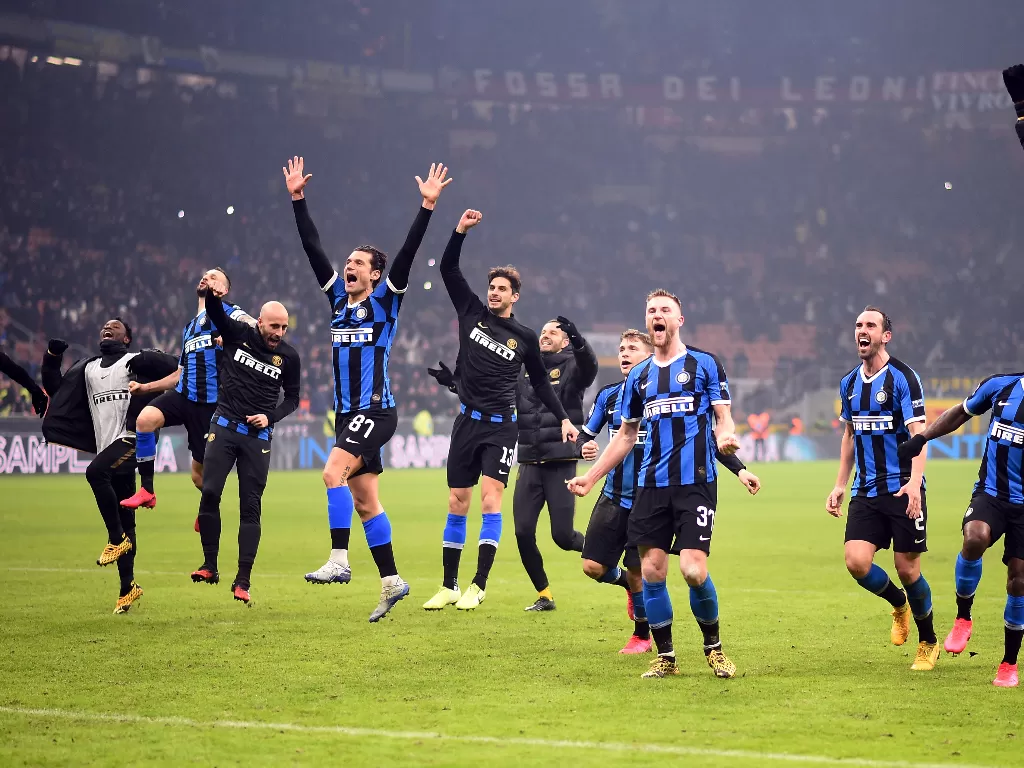 Para pemain Inter Milan merayakan kemenangan usai pertandingan derby Milan di San Siro, Milan, Italia, Minggu (9/2/2020). (REUTERS/Daniele Mascolo)