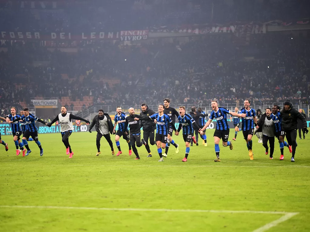 Pemain Inter Milan melakukan selebrasi usai menang 4-2 dari AC Milan. (REUTERS/Daniele Mascolo)