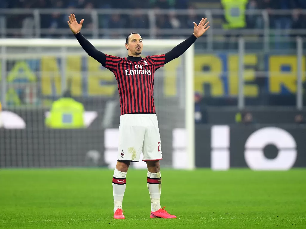 Penyerang AC Milan, Zlatan Ibrahimovic melakukan selebrasi usai mencetak gol ke gawang Inter Milan. (REUTERS/Daniele Mascolo)