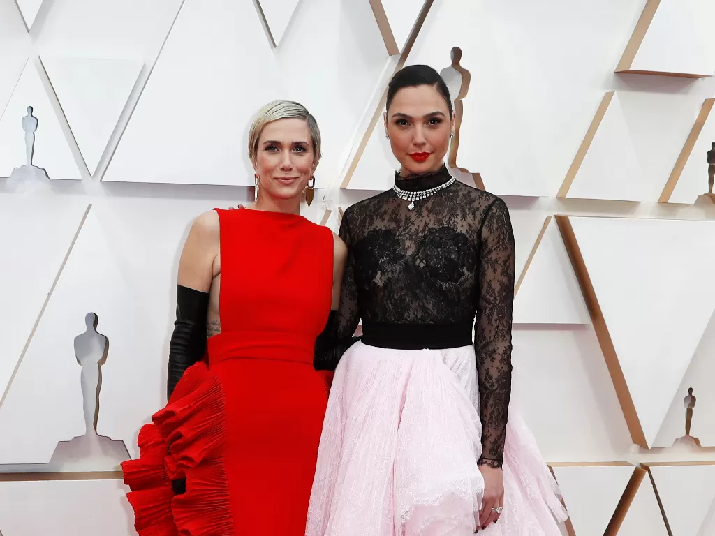 Kristen Wiig dan Gal Gadot di atas red carpet Academy Awards ke-92 atau Oscar 2020. (REUTERS/Eric Gaillard)