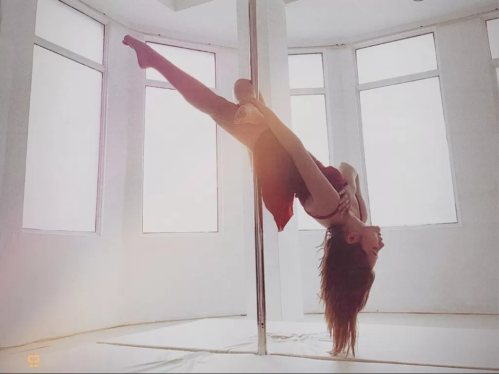 Prilly Latuconsina melakukan pole dance. (Instagram/@prillylatuconsina)