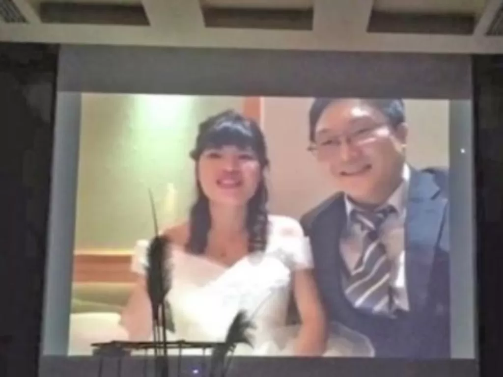 Pasangan menikah melalui live streaming. (photo/world of buzz)
