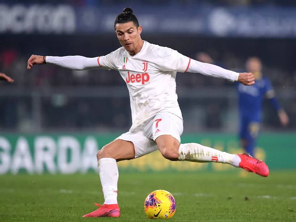 Cristiano Ronaldo marah usai Juventus kalah dari Hellas Verona. (REUTERS/Alberto Lingria)