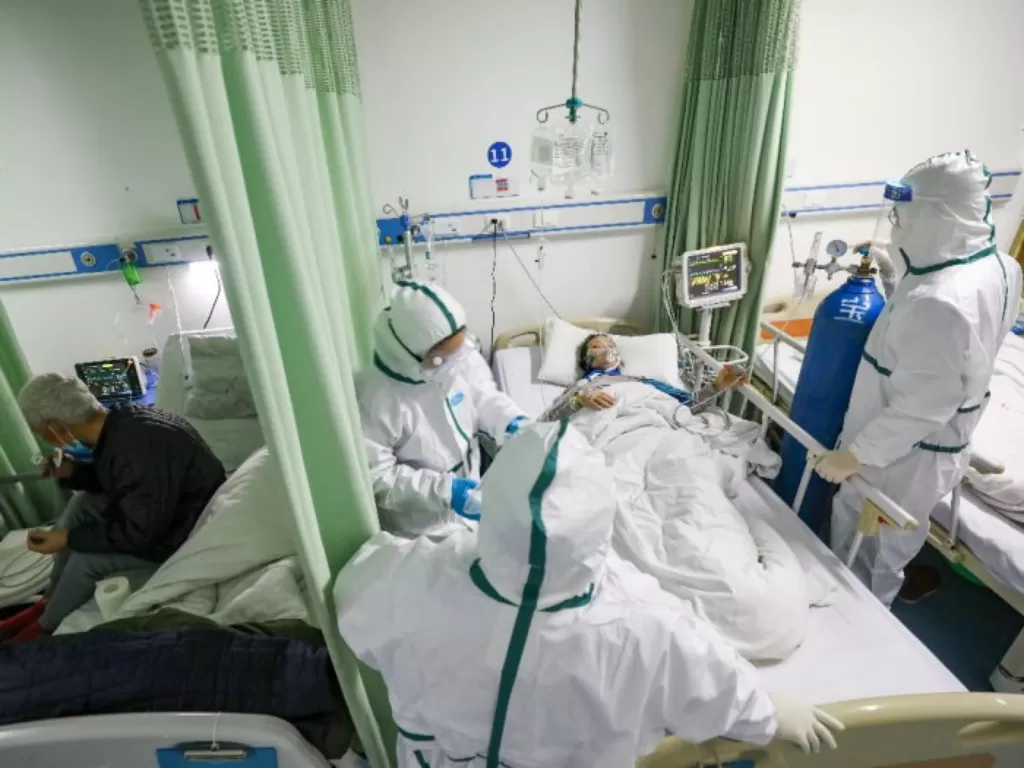 Ilustrasi Petugas medis memeriksa pasien virus korona di ruang isolasi (China Daily)