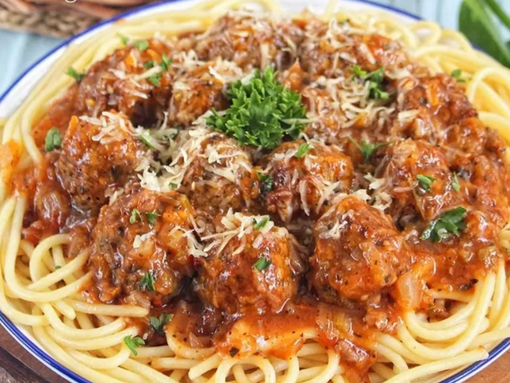 Spaghetti bolognese with cheesy meatballs (Instagram/Banususanto)