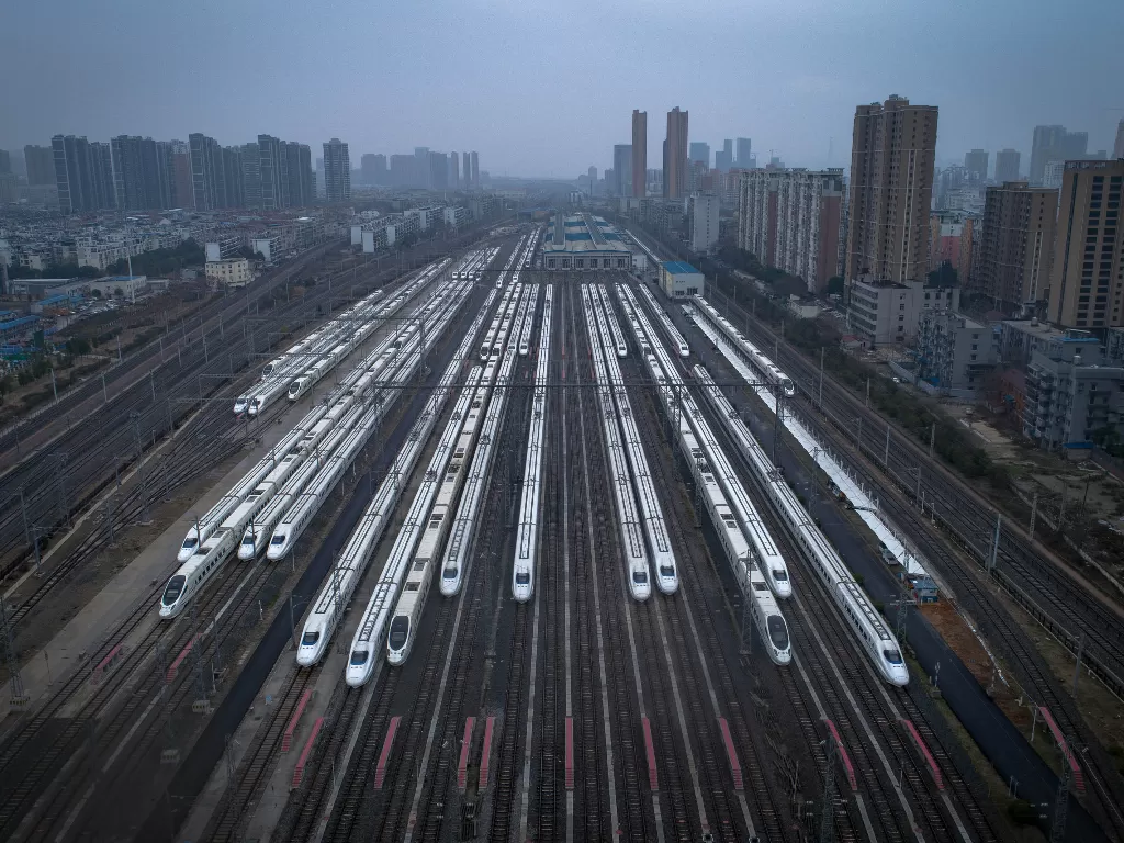  Foto dari udara menunjukkan kereta yang terparkir di Wuhan, Provinsi Hubei, Tiongkok tengah, Senin (10/2/2020). (Xinhua/Xiao Yijiu)