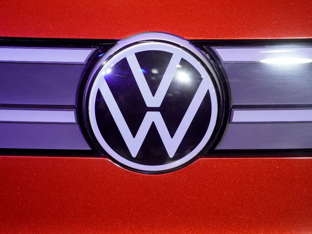 Logo Pabrikan Volkswagen. (REUTERS/Aly Song)