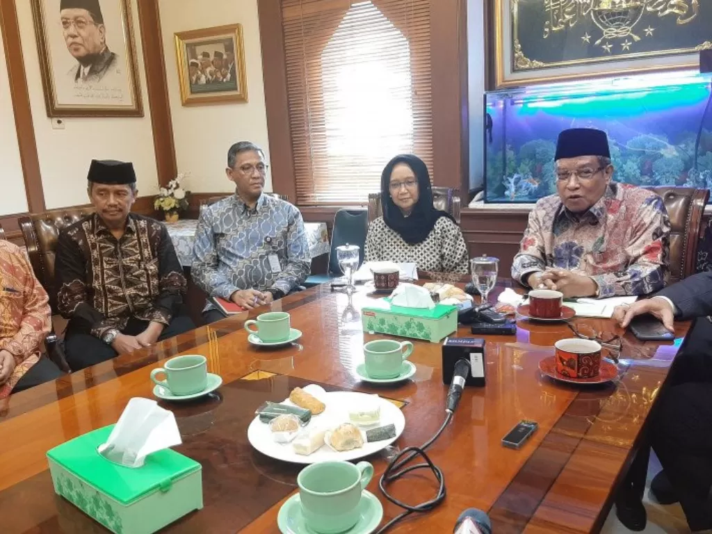Ketua Umum PBNU Said Aqil dan Menlu Retno usai melakukan pertemuan di gedung PBNU, Jakarta, Selasa (11/2) (ANTARA/Prisca Triferna)