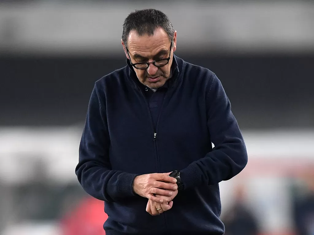 Pelatih Juventus, Maurizio Sarri sedang melihat waktu di jam tangannya. (REUTERS/Alberto Lingria)