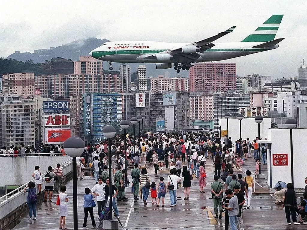 Ilustrasi Bandara Kai Tak. (ATLASOBSCURA)