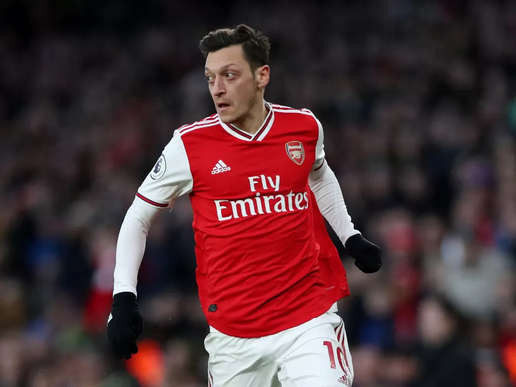 Mesut Ozil merasa Arsenal lebih bahagia di bawah asuhan Mikel Arteta. (REUTERS/Peter Cziborra)