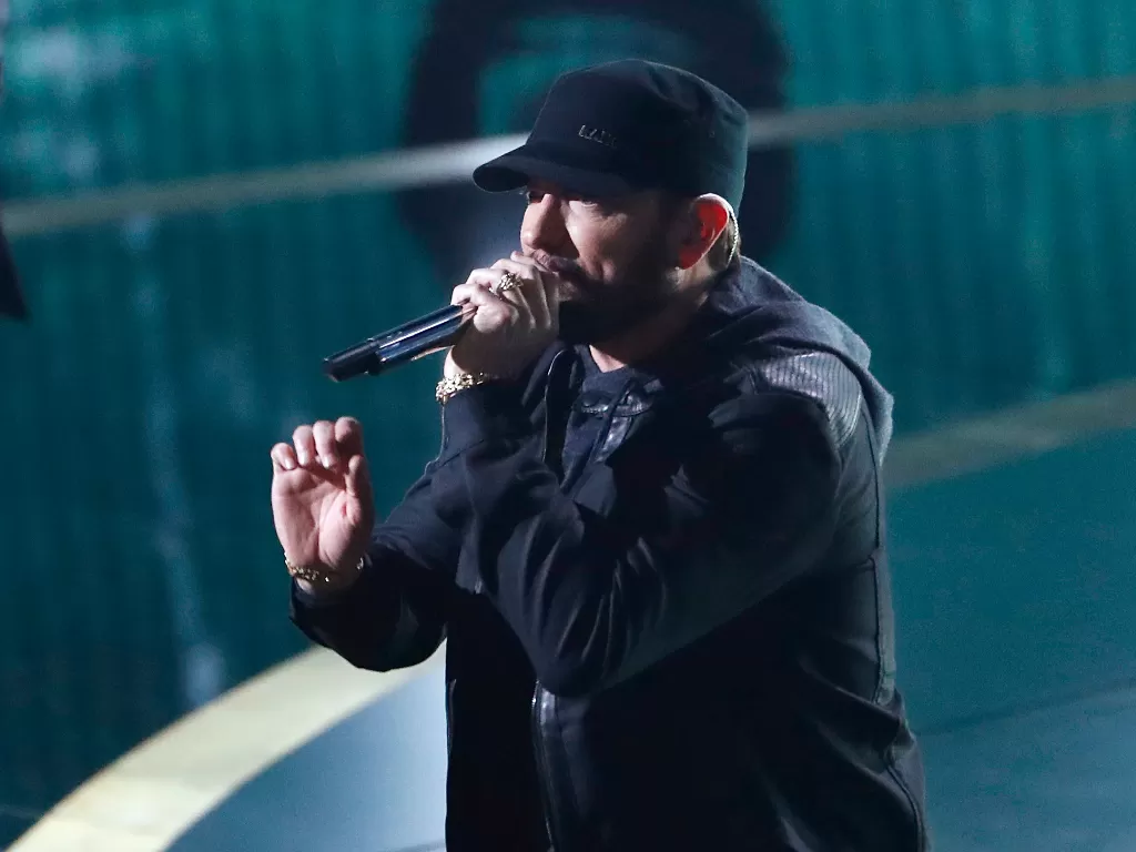 Eminem menyanyikan lagu 