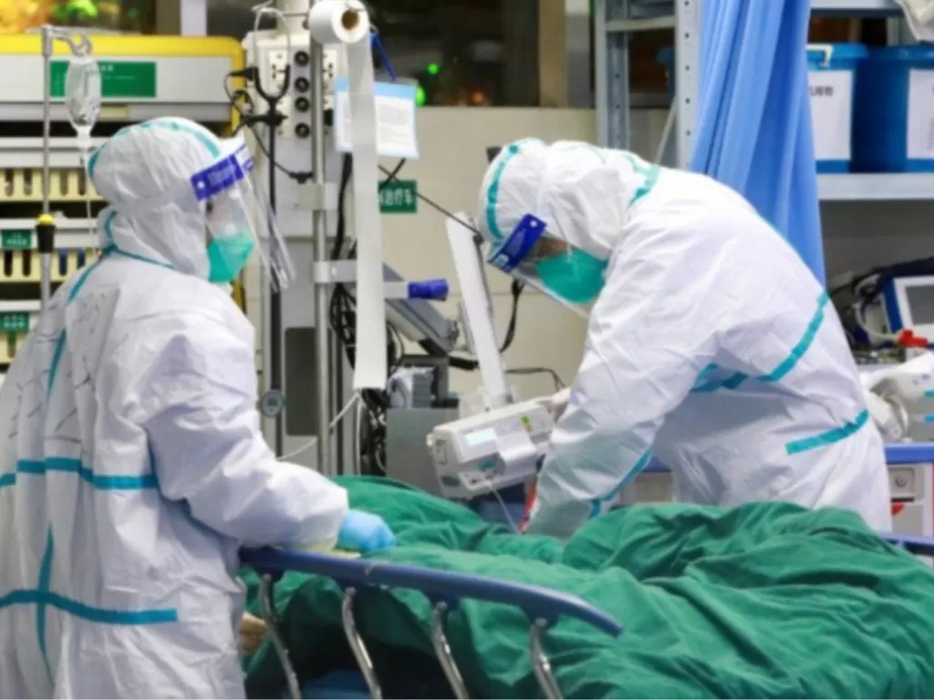 Tim medis merawat pasien yang terpapar virus korona. (China Daily via REUTERS)