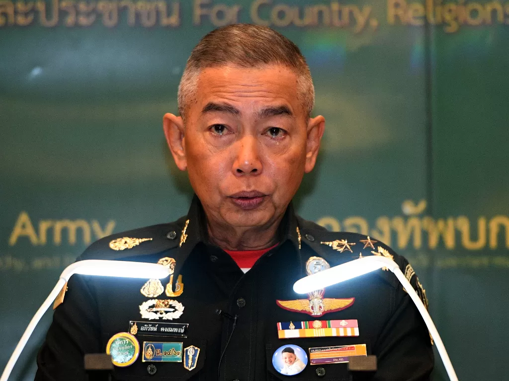 Panglima Angkatan Darat Thailand, Apirat, menangis saat konferensi pers di Bangkok menyusul penembakan akhir pekan lalu di Nakhon Ratchasima. (Photo/REUTES/Chalinee Thirasupa)