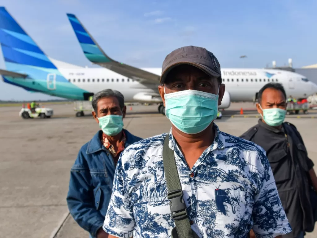 Penumpang maskapai Wings Air menggunakan masker saat akan menaiki pesawat di Bandara Hang Nadim, Batam, Selasa (4/2/2020). (ANTARA FOTO/M Risyal Hidayat)