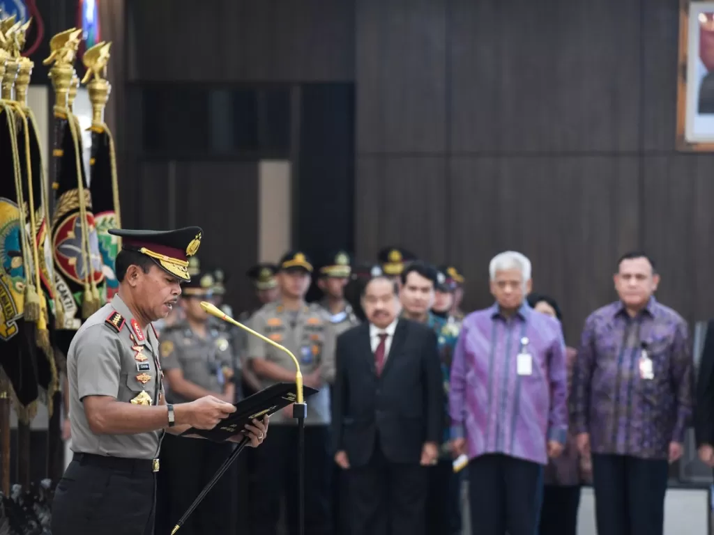 Kapolri Jenderal Pol Idham Azis memimpin pengucapan sumpah jabatan saat upacara serah terima jabatan pejabat tinggi Polri di Mabes Polri, Jakarta, Selasa (11/2/2020). (ANTARA FOTO/Hafidz Mubarak A)