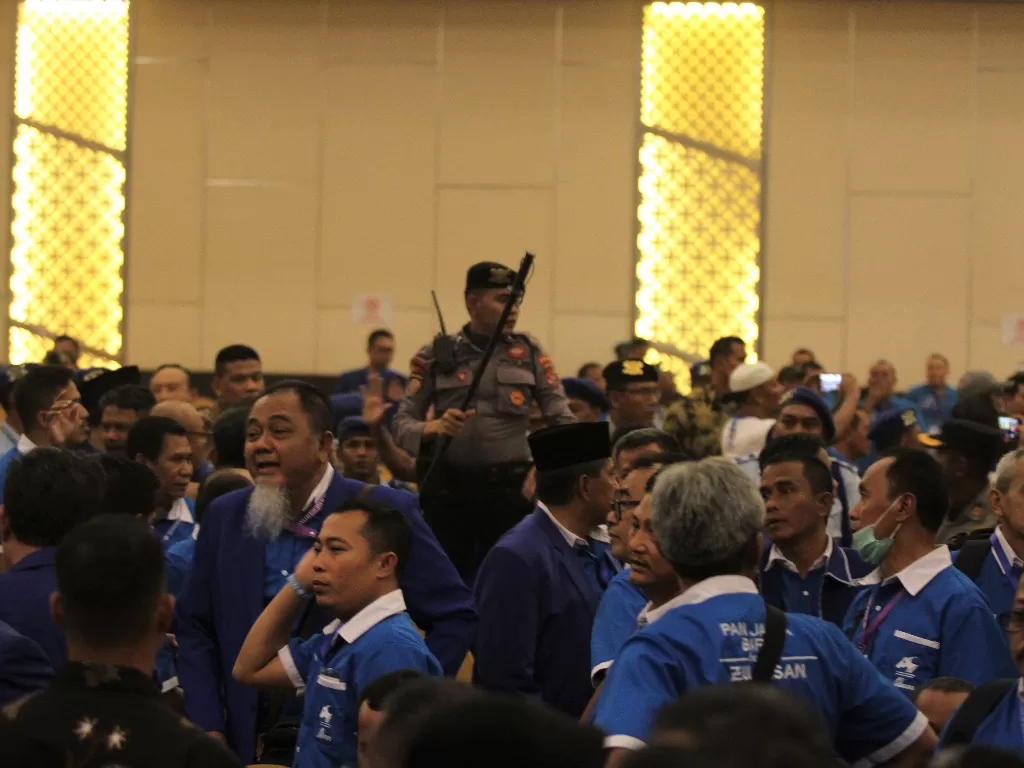 Aparat Polda Sulawesi Tenggara berusaha menenangkan kericuhan Kongres PAN, Selasa (11/2/2020). (ANTARA FOTO/Jojon)
