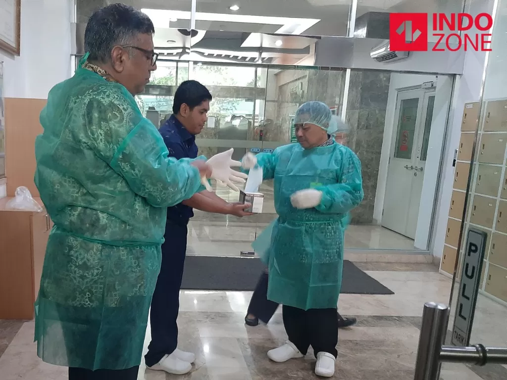 (Ki-Ka) Medical Officer WHO Indonesia Dr. Vinod Kumar Bura dan Kepala Balitbangkes dr Siswanto bersiap meninjau laboratorium. (INDOZONE/Maria Adeline Tiara Putri)