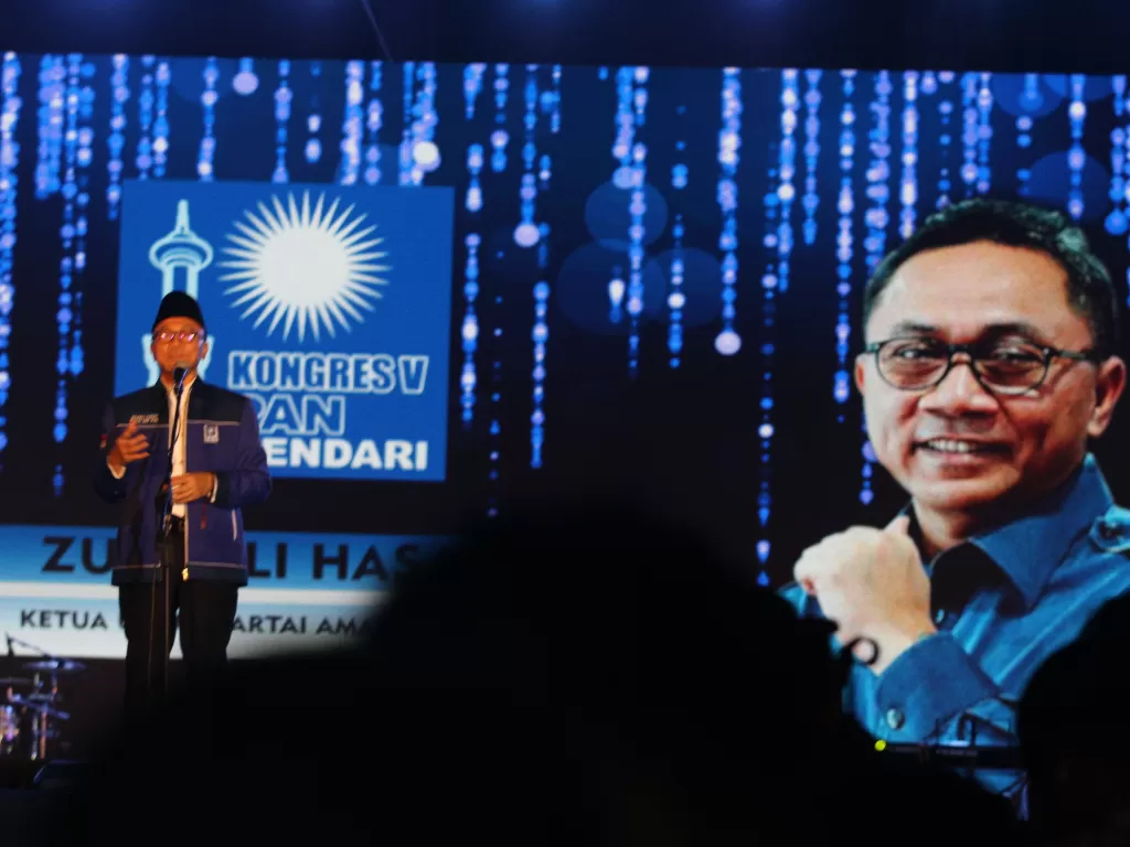 Ketua Umum PAN Zulkifli Hasan (kanan) memberikan sambutan saat pembukaan Kongres V PAN di MTQ Square, Kendari, Sulawesi Tenggara, Senin (10/2/2020). (ANTARA FOTO/Jojon)