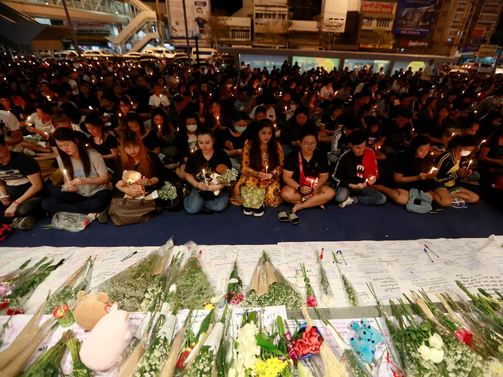 Warga berkumpul untuk mendoakan korban penembakan di Thailand (REUTERS/Soe Zeya Tun)