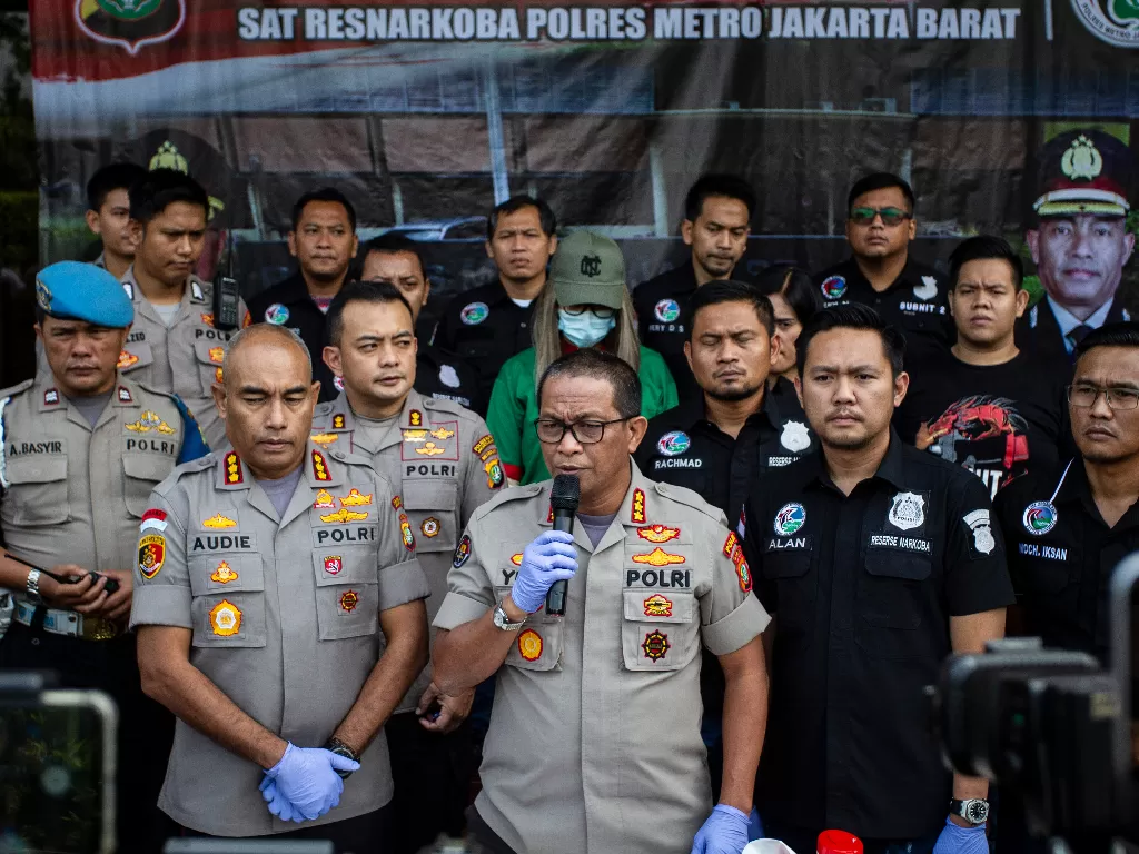  Kabid Humas Polda Metro Jaya Kombes Pol Yusri Yunus (tengah) menyampaikan keterangan pers pada rilis kasus narkoba yang menjerat artis Lucinta Luna di Polres Metro Jakarta Barat, Rabu (12/2/2020). (ANTARA FOTO/Dhemas Reviyanto)