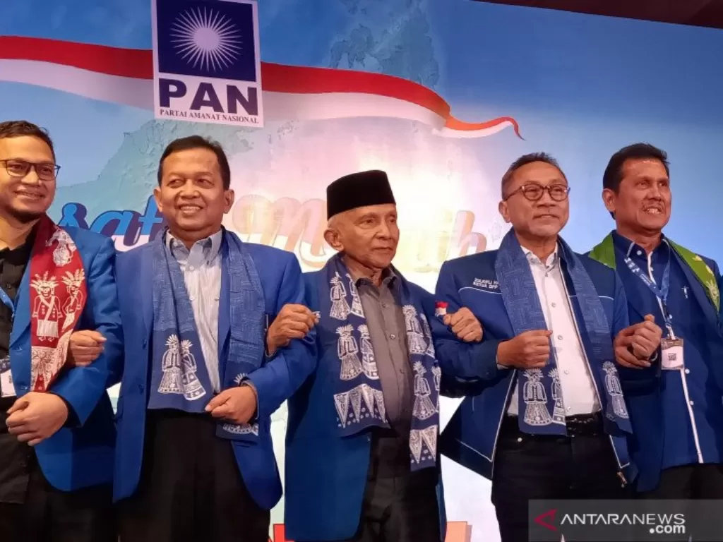 Ketua Umum PAN Zulkifli Hasan (dua kanan) dan Ketua Dewan Kehormatan PAN Amien Rais (tiga kanan) dalam pembukaan rakernas PAN di Hotel Milenium, Jakarta, Sabtu (7/12/2019). (ANTARA/Fathur Rochman)