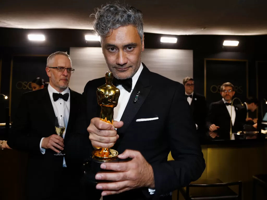 Taika Waititi saat berada di acara penghargaan Oscar (photo/REUTERS/Eric Gallard)