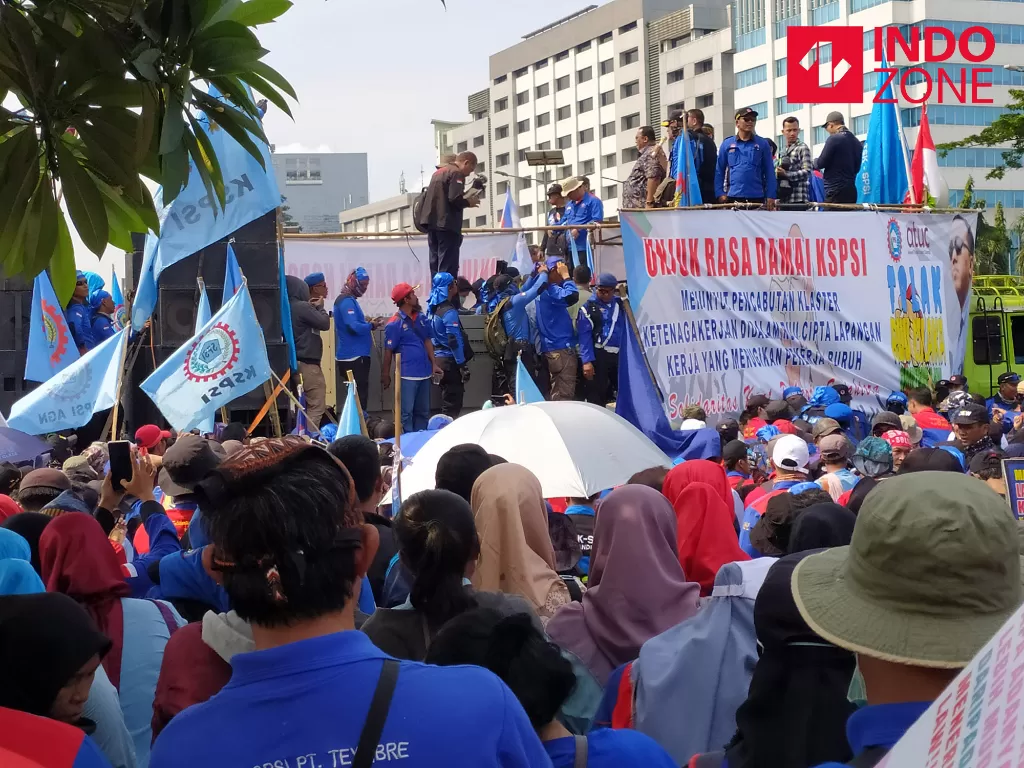 Suasana Unjuk Rasa Massa Buruh dan Perwakilan KSPSI di Depan Gedung DPR/MPR RI Jakarta, Rabu (12/2/2020). (INDOZONE/Mula Akmal)