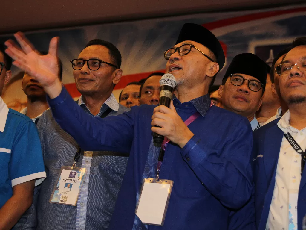 Ketua Umum PAN terpilih Zulkifli Hasan menyampaikan pidato kemenangan usai perhitungan suara hasil Kongres V PAN, Kendari, Sulawesi Tenggara, Selasa (11/2/2020). (ANTARA FOTO/Jojon).
