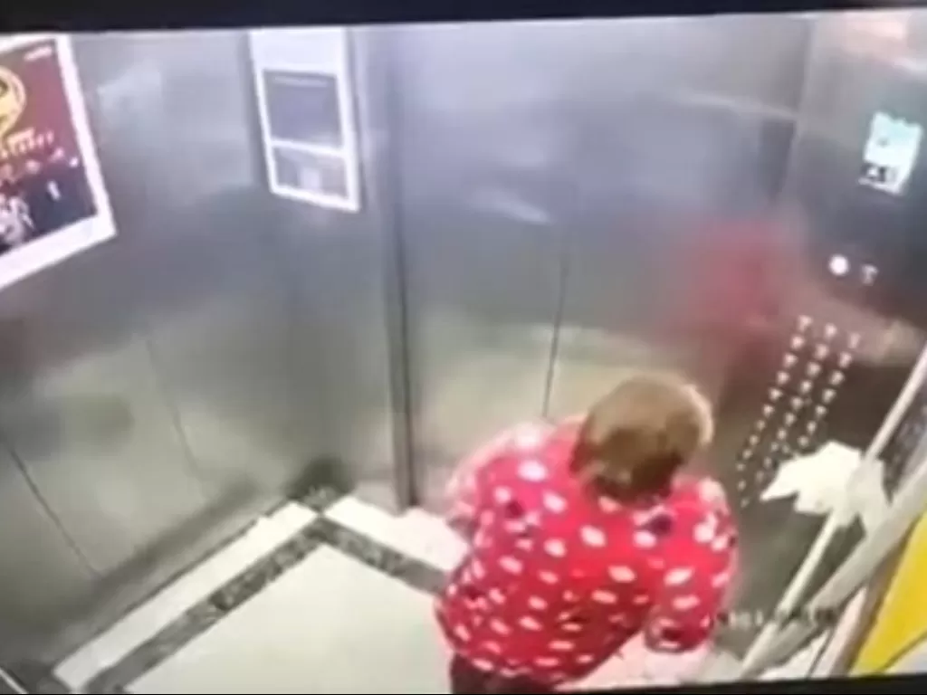 Wanita yang sengaja meludahi lift (Sreenshot)
