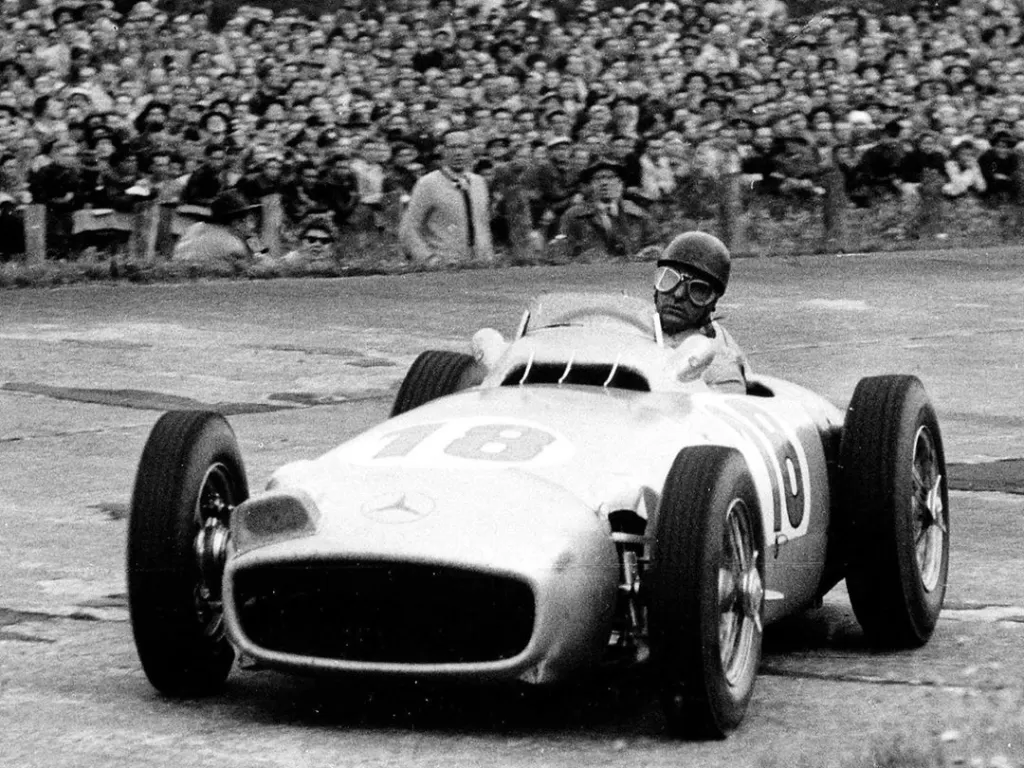 Juan Manuel Fangio Tengah Mengendarai Mobil Balap F1. (Instagram/@jornaldosclassicos)