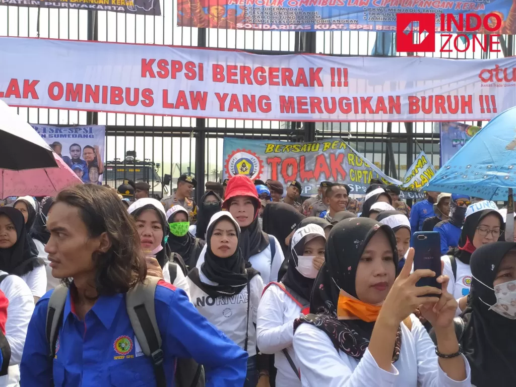 Aksi unjuk rasa KSPSI menolak omnibus law di depan Gedung DPR/MPR RI, Rabu (12/2/2020). (INDOZONE/Mula Akmal)