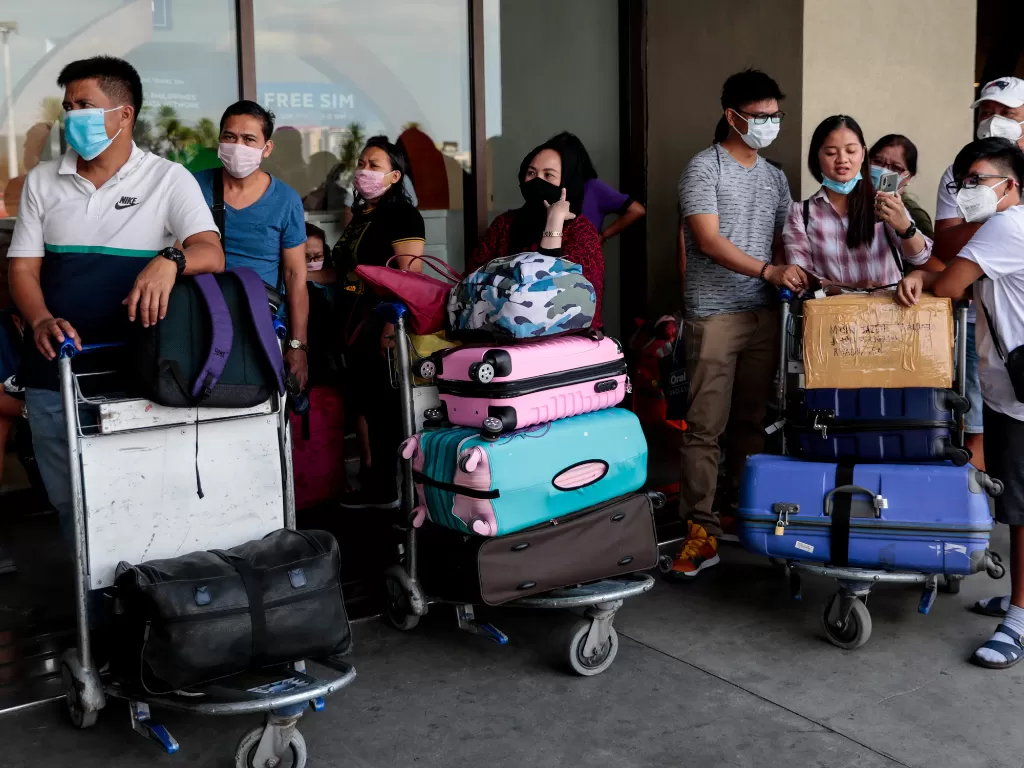 Sejumlah penumpang mengenakan masker di area keberangkatan Bandara Internasional Ninoy Aquino, Manila menyusul ditemukannya kasus virus korona di negara itu. (REUTERS/Eloisa Lopez)  