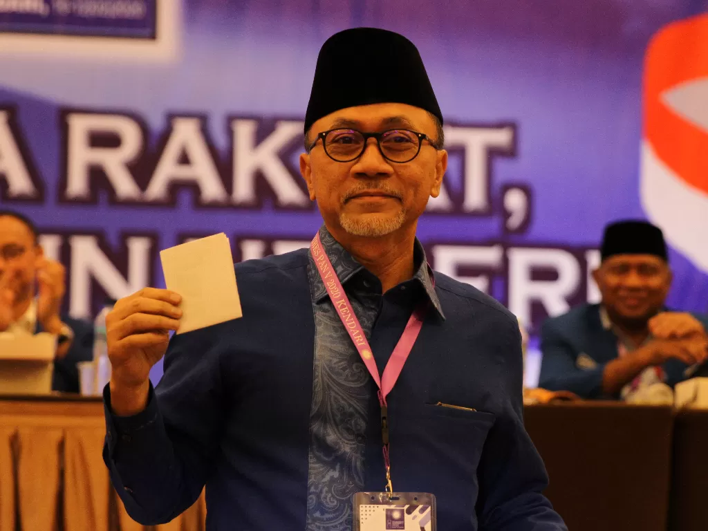 Ketua Umum PAN Zulkifli Hasan memberikan hak suaranya saat pemilihan Ketua Umum periode 2020-2025, Kendari, Sulawesi Tenggara, Selasa (11/2/2020). (ANTARA FOTO/Jojon)