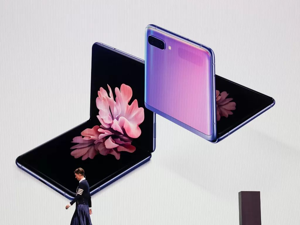 Samsung Galaxy Z Flip warna Mirror Purple (photo/REUTERS/Stephen Lam)