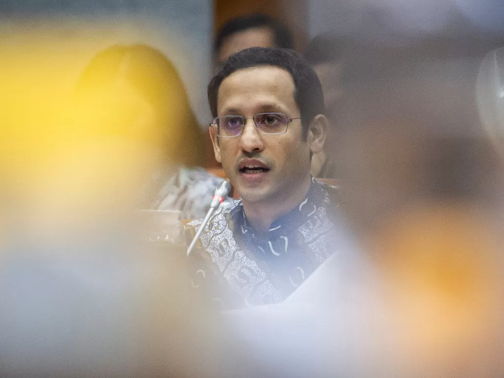 Menteri Pendidikan dan Kebudayaan Nadiem Anwar Makarim menyampaikan paparan dalam rapat kerja dengan Komisi X DPR di Kompleks Parlemen, Senayan, Jakarta, Selasa (28/1/2020). (ANTARA FOTO/Dhemas Reviyanto)