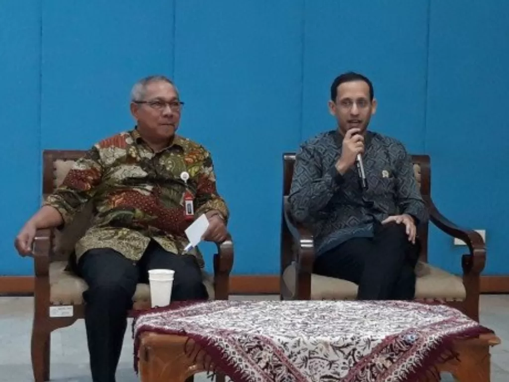 Menteri Pendidikan dan Kebudayaan (Mendikbud) RI Nadiem Anwar Makarim (kanan) menjawab pertanyaan wartawan terkait penghapusan guru honorer di Jakarta, Rabu (12/2/2020). (photo/ANTARA/Muhammad Zulfikar)