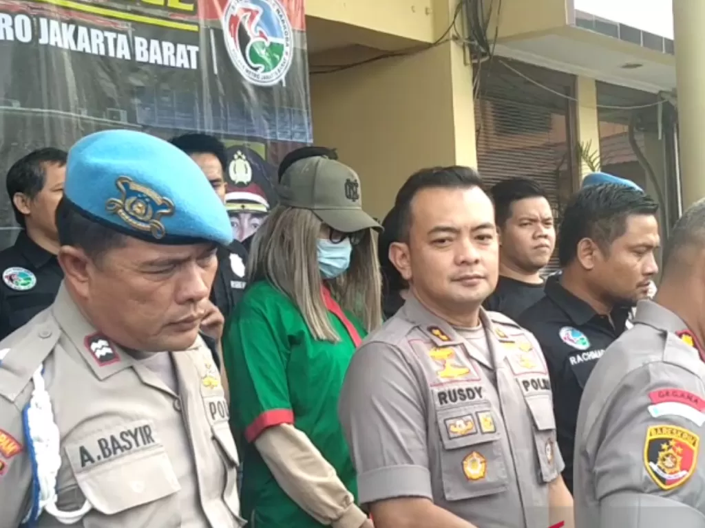 Lucinta Luna (baju tahanan hijau) menjadi tersangka karena penggunaan psikotropika benzodiazepine di Mapolres Metro Jakarta Barat, Rabu (12/2/2020) (ANTARA/Devi Nindy)