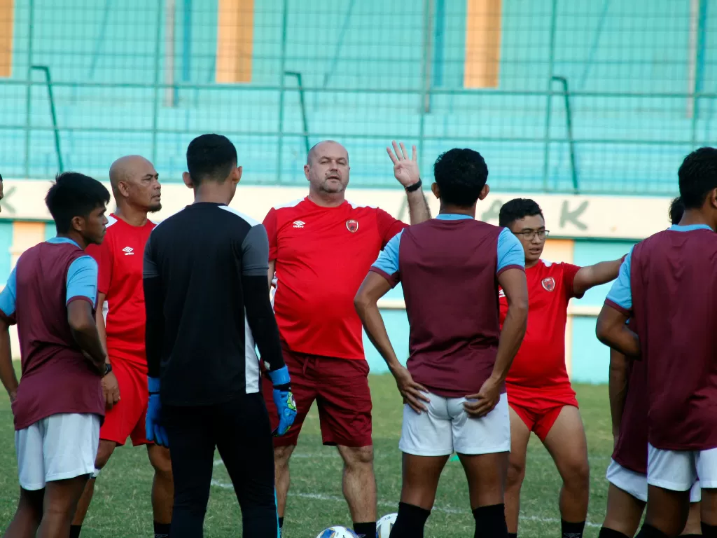 Pelatih PSM Makassar Bojan Hodak memberikan arahan kepada pemain pada sesi latihan di lapangan Stadion Mini Cibinong, Bogor, Jawa Barat, Selasa (28/1). (ANTARA FOTO/Yulius Satria Wijaya)