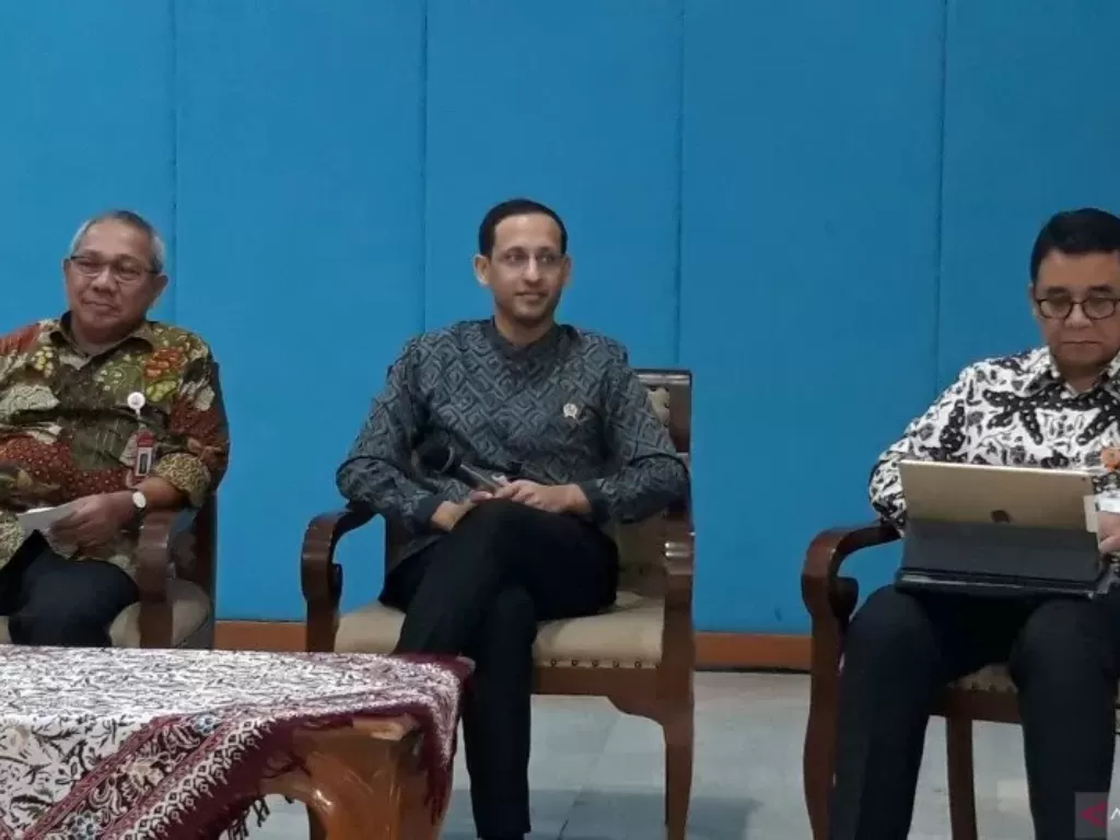Menteri Pendidikan dan Kebudayaan (Mendikbud) RI Nadiem Anwar Makarim (tengah) memberikan paparan terkait dana BOS di Jakarta, Rabu (12/2/2010). (photo/ANTARA/(Muhammad Zulfikar)