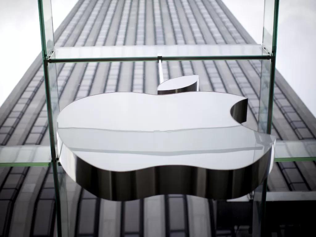 Logo Apple di Apple Store (photo/REUTERS/Mike Segar)