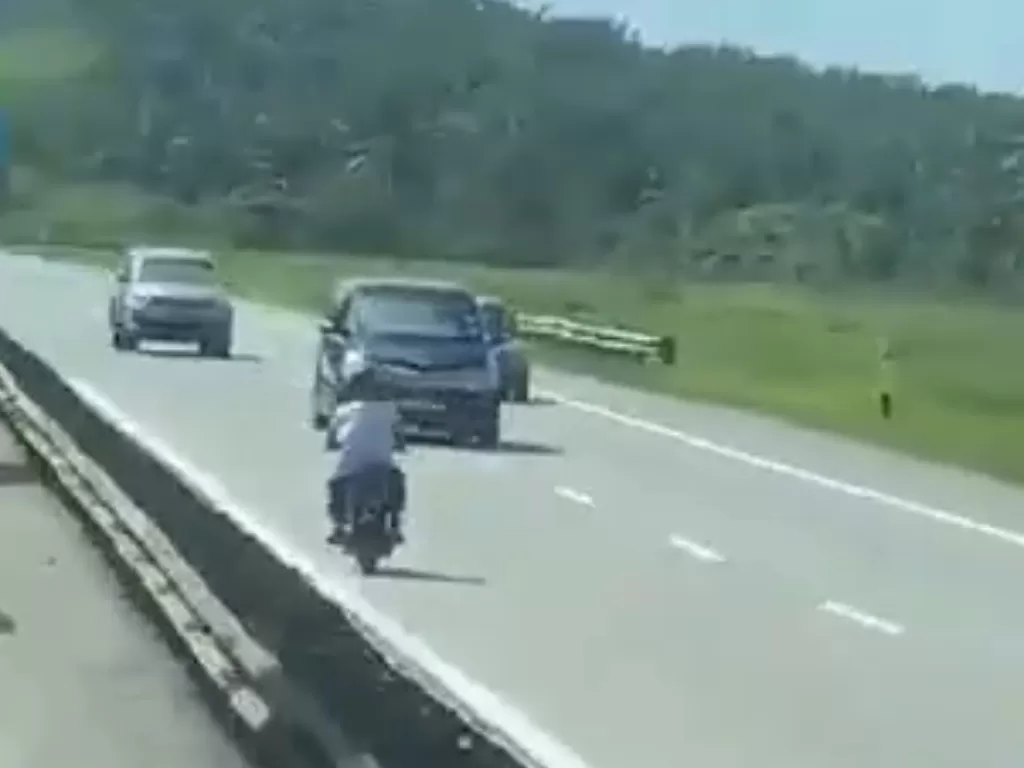 Tampilan Bapak yang Berkendara Motor di Jalanan Tol dan Berlawan Arah. (SS/Facebook/Abdul rani kulop sahaja)
